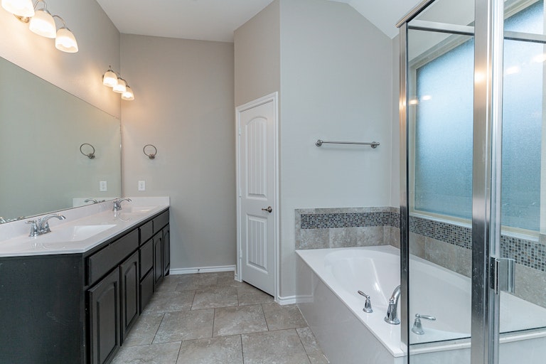 Photo 7 of 25 - 8945 Jewel Flower Dr, Fort Worth, TX 76131