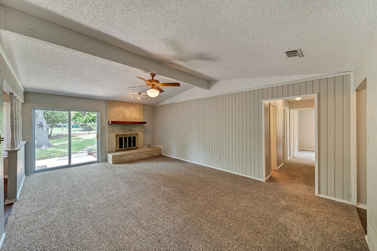 Photo 5 of 25 - 3820 Wedgworth Rd S, Fort Worth, TX 76133