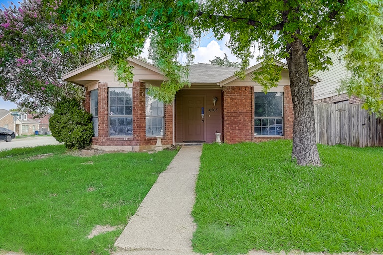 Photo 11 of 36 - 10503 Leroy Ct, Dallas, TX 75217