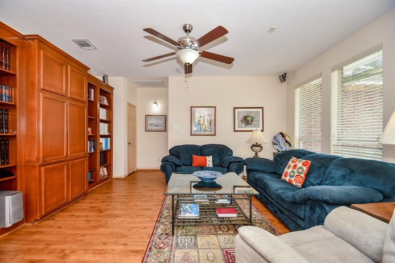 Photo 14 of 34 - 7702 Flax Dr, Houston, TX 77071