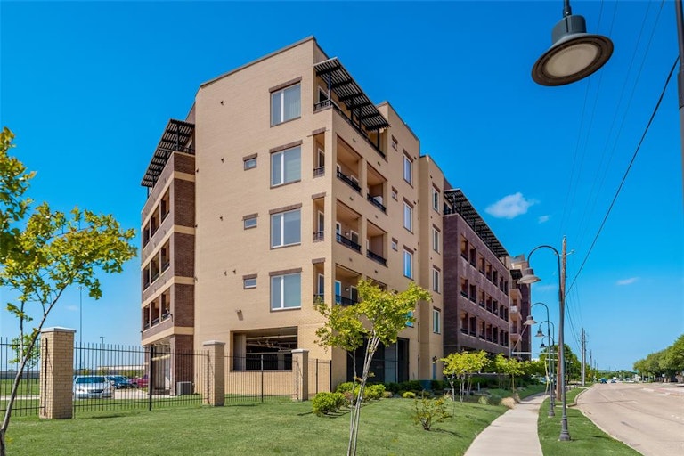Photo 1 of 22 - 1220 W Trinity Mills Rd #5005, Carrollton, TX 75006