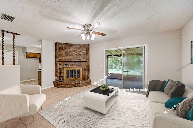Photo 2 of 38 - 6382 Johnnie Cir W, Jacksonville, FL 32244