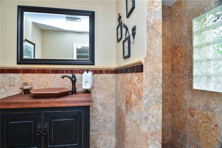 Photo 13 of 25 - 329 Bayview Dr NE, Saint Petersburg, FL 33704