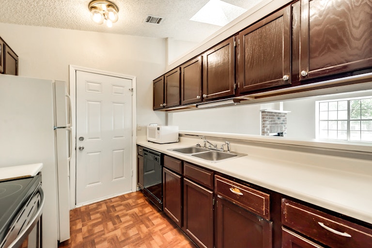 Photo 12 of 25 - 5524 Creek Valley Dr, Arlington, TX 76018