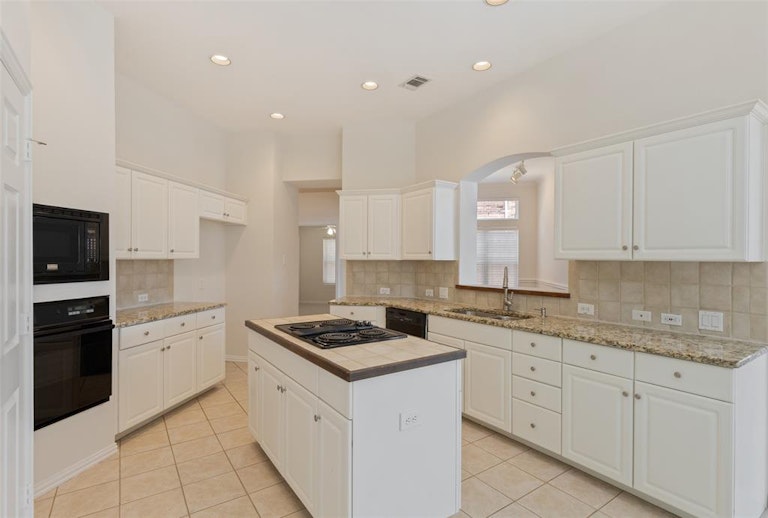 Photo 12 of 28 - 8904 Lakewood Dr, Irving, TX 75063