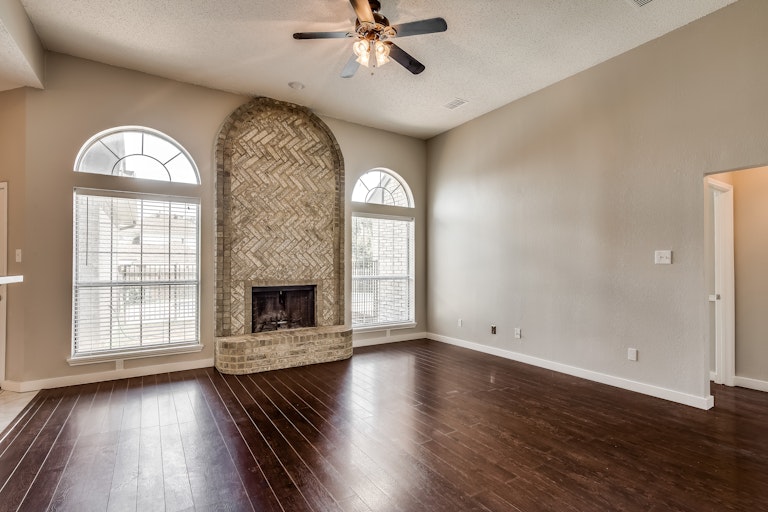 Photo 12 of 29 - 1677 Shannon Dr, Lewisville, TX 75077