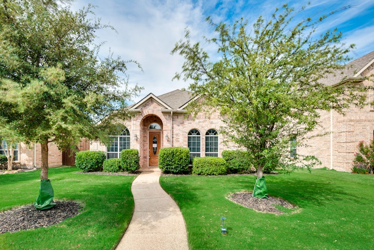 Photo 1 of 31 - 13875 Valley Mills Dr, Frisco, TX 75033