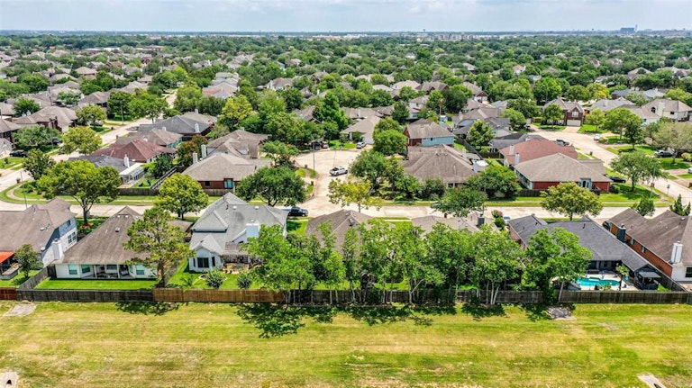 Photo 5 of 41 - 3111 Genessee Creek Ln, Friendswood, TX 77546