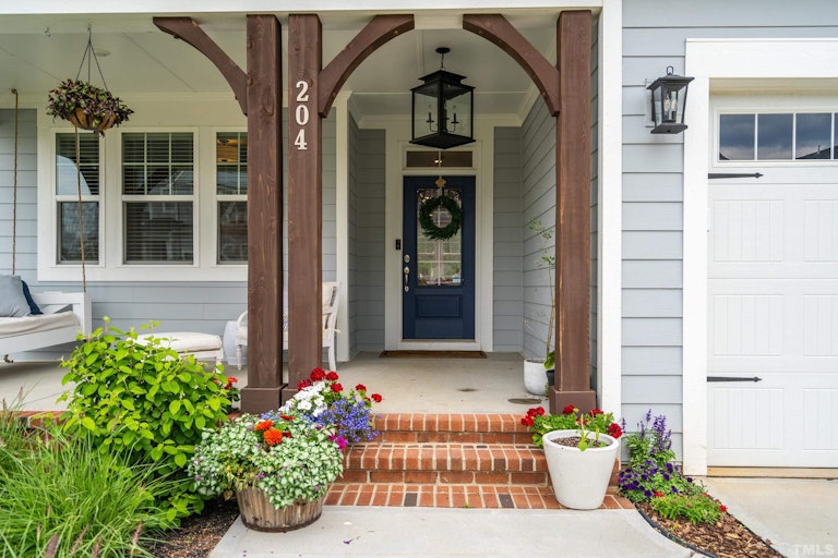 Photo 2 of 39 - 204 Victory Falls Dr, Apex, NC 27539