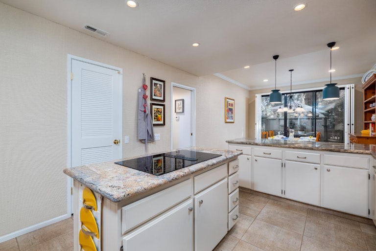 Photo 15 of 40 - 317 Wyndgate Rd, Sacramento, CA 95864
