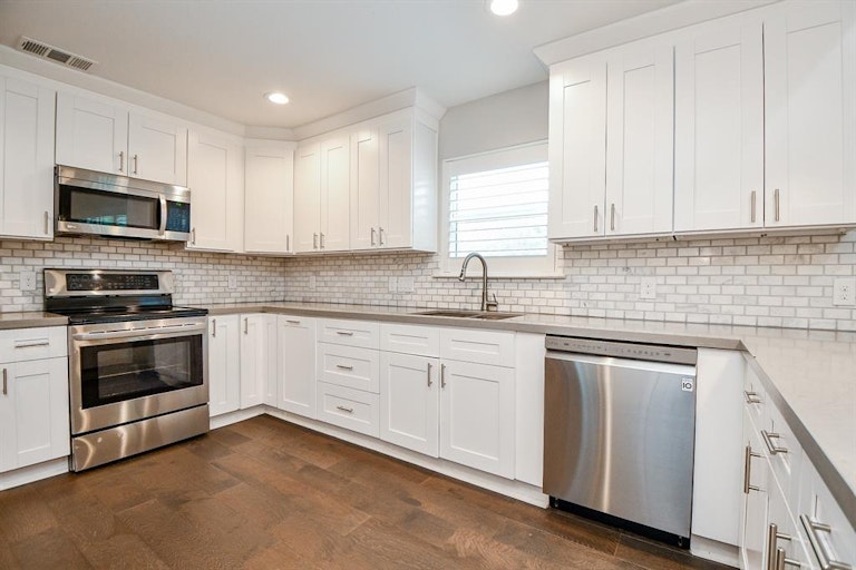 Photo 19 of 49 - 5402 Rutherglenn Dr, Houston, TX 77096