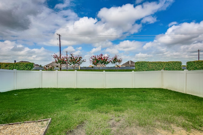Photo 28 of 28 - 905 Charleston Ln, Savannah, TX 76227
