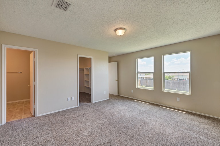 Photo 12 of 22 - 4901 Parkview Hills Ln, Fort Worth, TX 76179