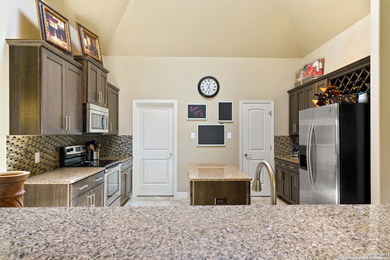 Photo 11 of 36 - 15807 Fox Ln, Selma, TX 78154