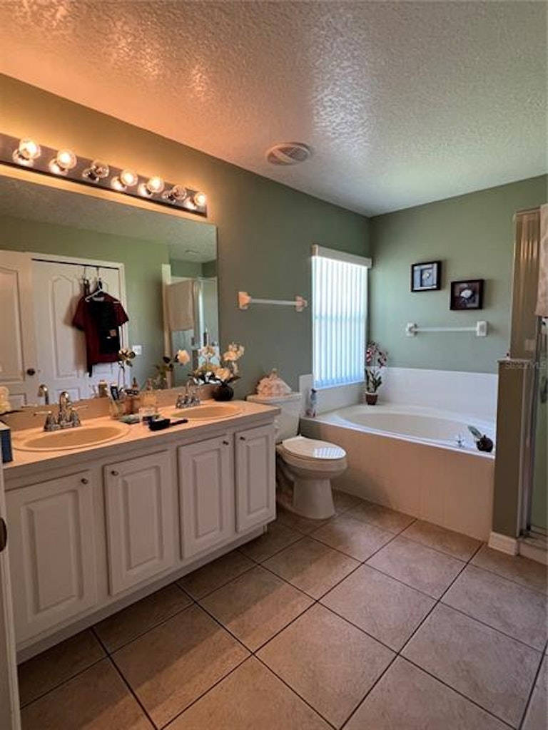 Photo 31 of 59 - 1028 Grand Reserve Dr, Davenport, FL 33837