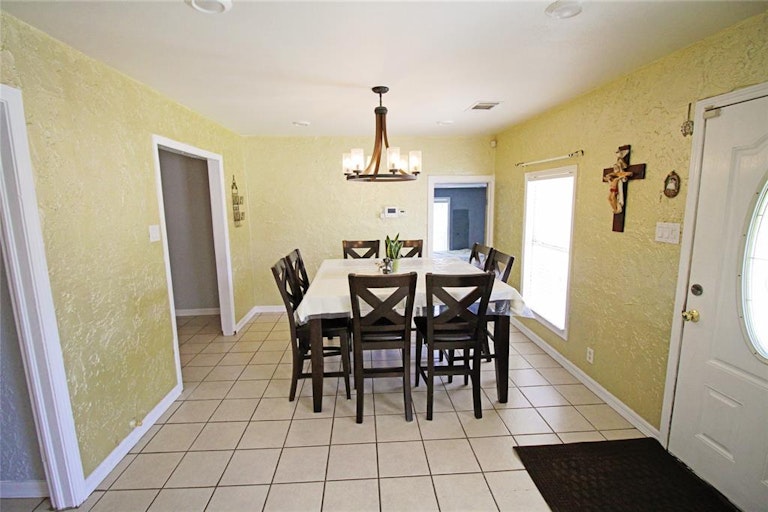 Photo 9 of 39 - 6539 Greenspan Ave, Dallas, TX 75232