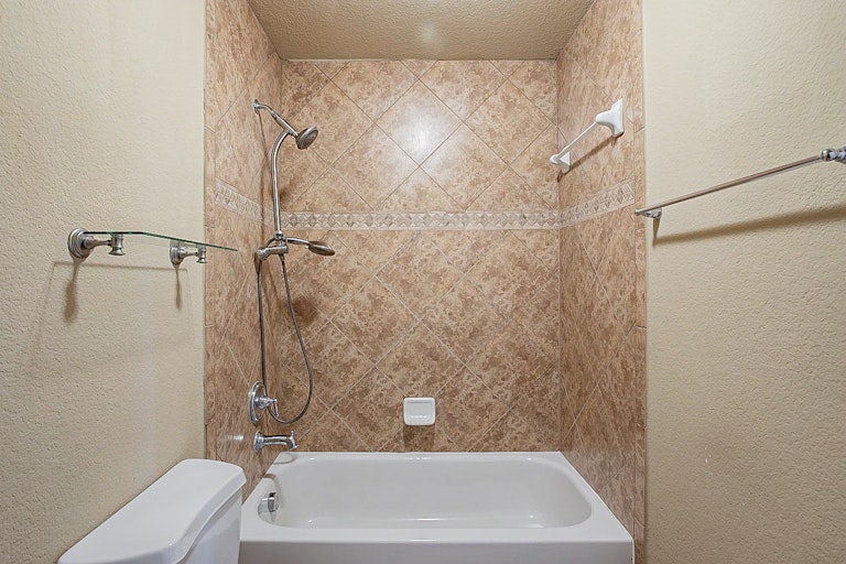 Photo 26 of 37 - 1218 Newcastle St, Roanoke, TX 76262