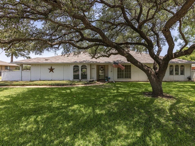 Photo 1 of 40 - 5601 Oakmont Ln, Fort Worth, TX 76112