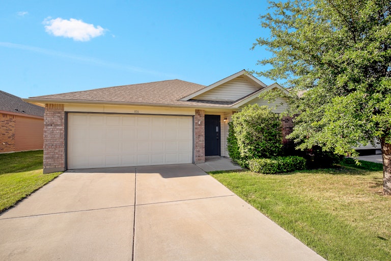 Photo 1 of 29 - 816 San Miguel Trl, Haslet, TX 76052