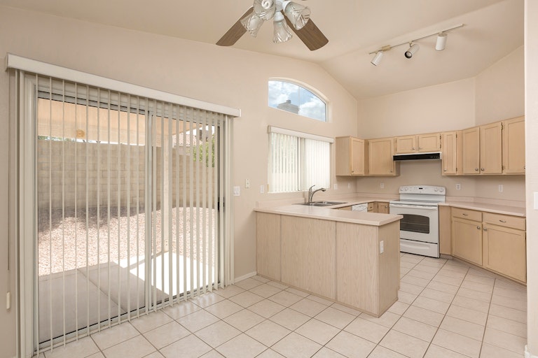 Photo 4 of 21 - 1315 E Helena Dr, Phoenix, AZ 85022