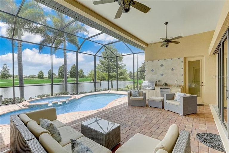 Photo 23 of 35 - 14722 Secret Harbor Pl, Lakewood Ranch, FL 34202