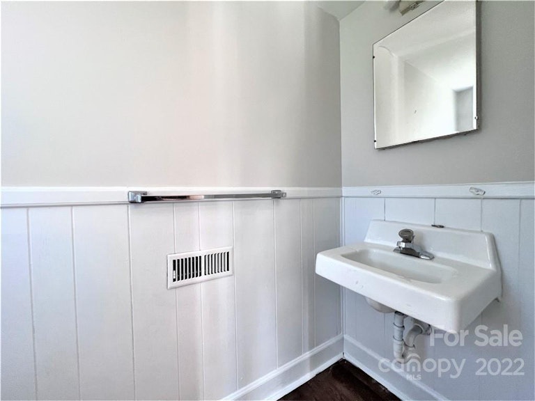 Photo 9 of 33 - 7427 Meadowdale Ln, Charlotte, NC 28212