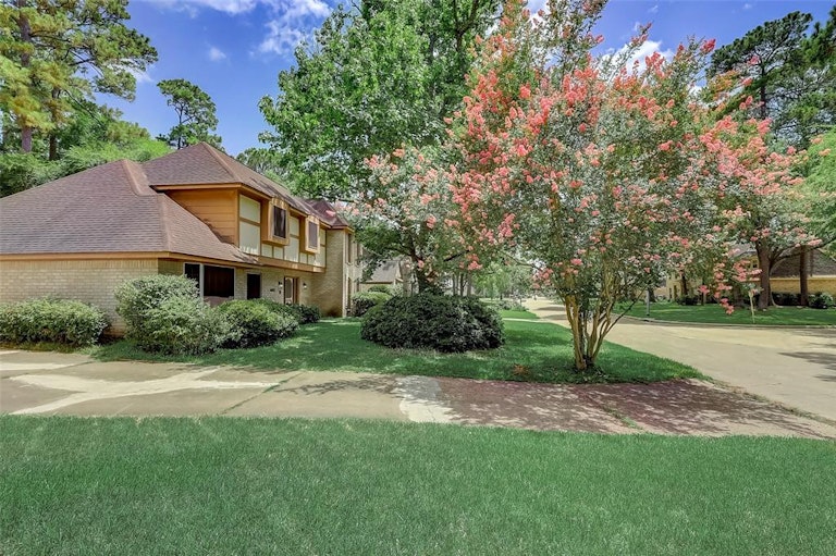 Photo 3 of 46 - 14002 Cedar Point Dr, Houston, TX 77070