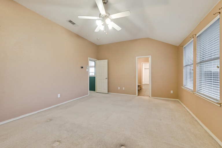 Photo 5 of 25 - 3700 Diamond Ranch Rd, Roanoke, TX 76262