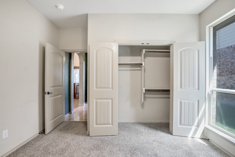 Photo 12 of 27 - 9124 Oldwest Trl, Fort Worth, TX 76131