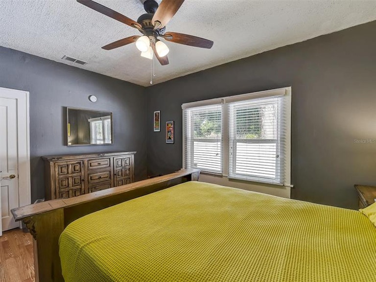 Photo 21 of 42 - 2010 Burlington Ave N, Saint Petersburg, FL 33713