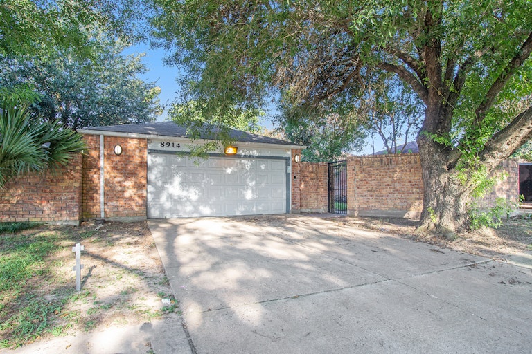 Photo 1 of 17 - 8914 Beau Monde Dr, Houston, TX 77099