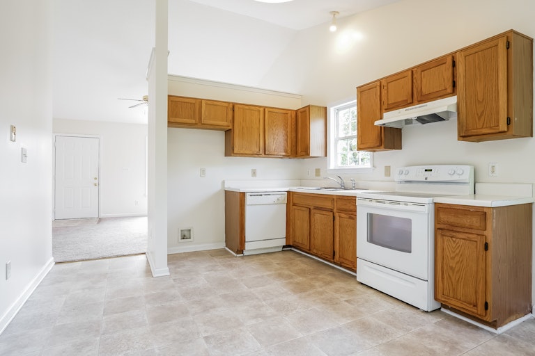Photo 4 of 25 - 1604 Lake Trout Ln, Raleigh, NC 27610