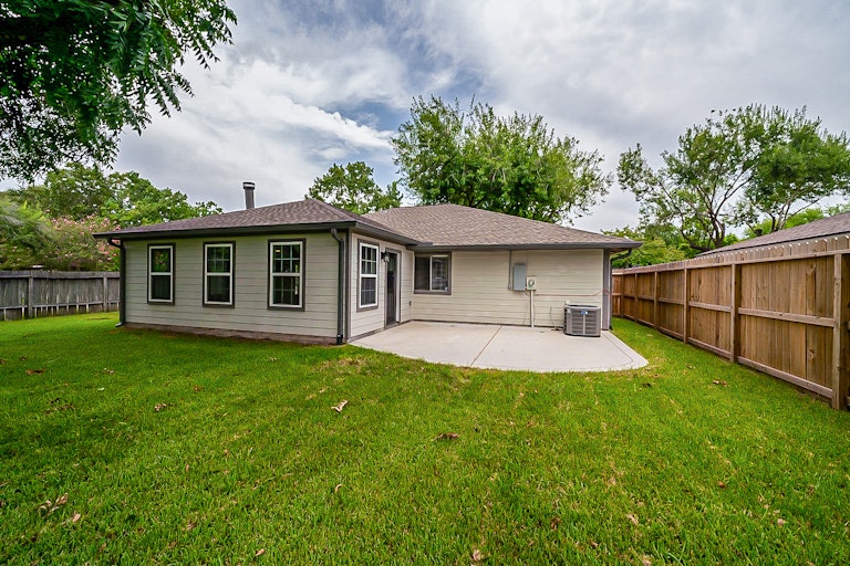 Photo 30 of 32 - 105 Greenshire Dr, League City, TX 77573