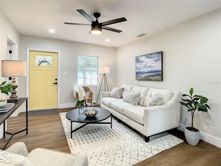 Photo 4 of 26 - 420 40th St S, Saint Petersburg, FL 33711