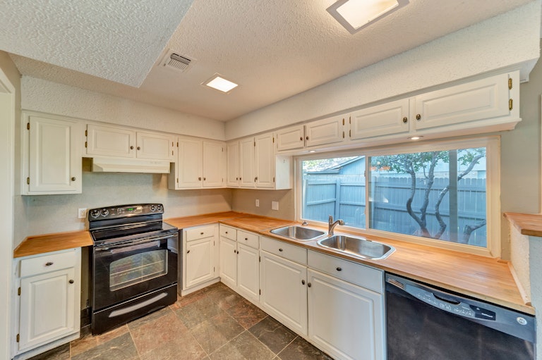Photo 9 of 29 - 5300 Wolens Way, Fort Worth, TX 76133