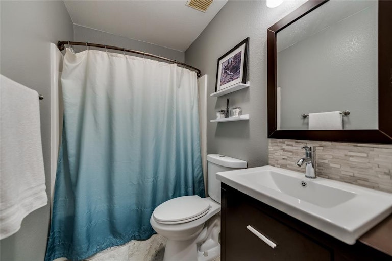 Photo 23 of 40 - 8801 Clearlake Dr, Rowlett, TX 75088