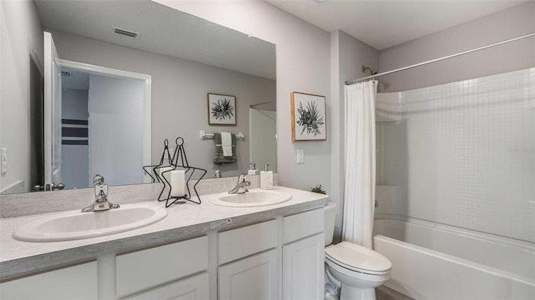 Photo 13 of 17 - 10137 Charlotte Dr, Parrish, FL 34219