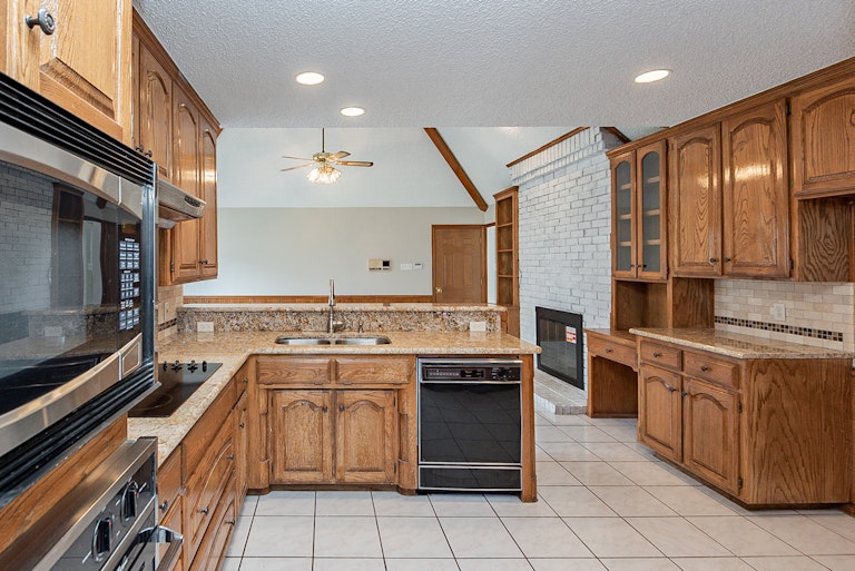 Photo 4 of 29 - 6352 Meadow Lakes Dr, North Richland Hills, TX 76180
