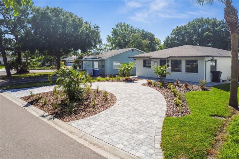 Photo 2 of 42 - 8010 Diagonal Rd N, Saint Petersburg, FL 33702