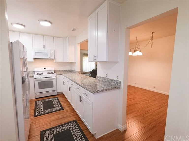 Photo 6 of 32 - 1900 W Glenoaks Ave Unit C, Anaheim, CA 92801