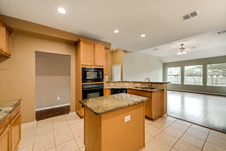 Photo 14 of 27 - 300 Crabapple Dr, Wylie, TX 75098