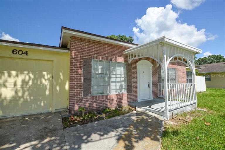 Photo 3 of 39 - 604 Deauville Ct, Kissimmee, FL 34758