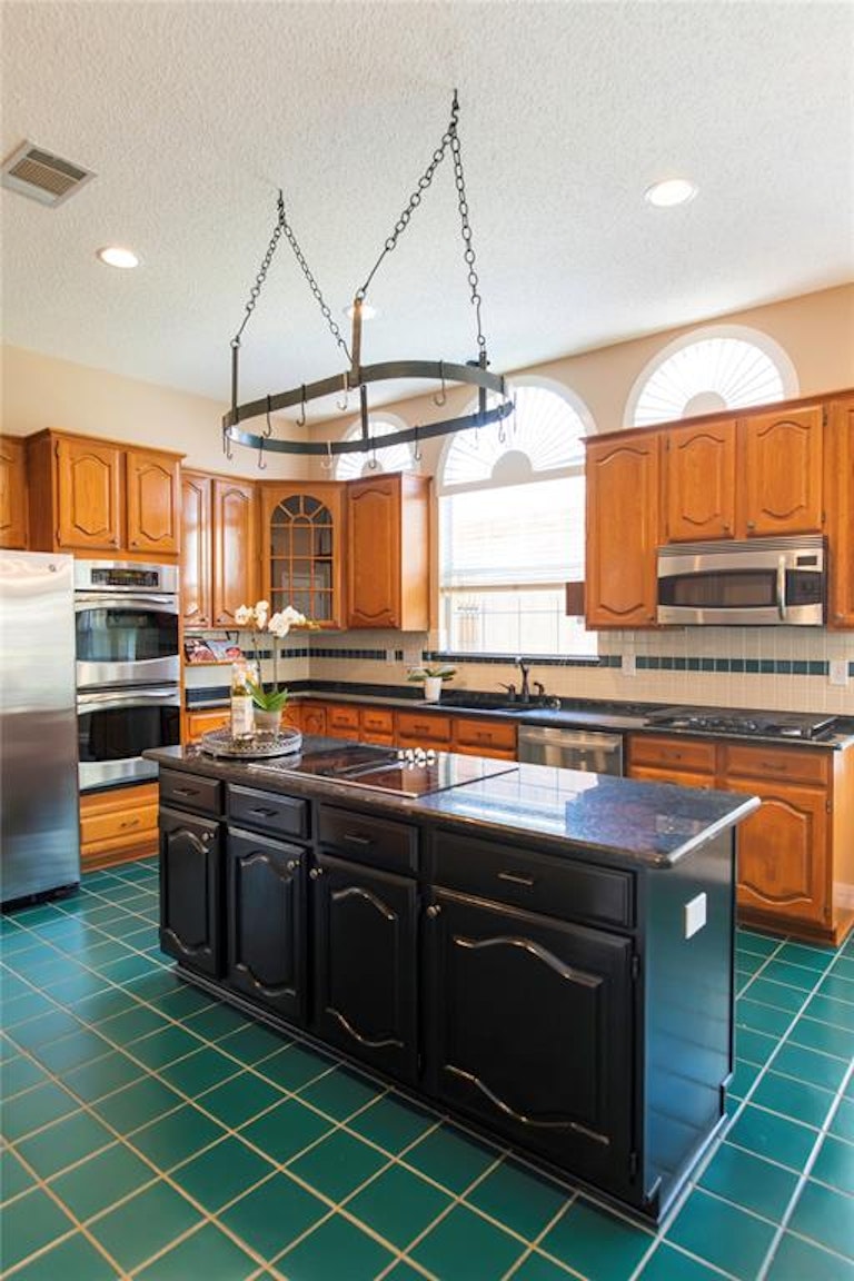 Photo 15 of 40 - 706 Cottonwood Bend Dr, Allen, TX 75002