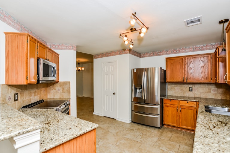 Photo 2 of 27 - 7523 Autumn Ledge, Converse, TX 78109
