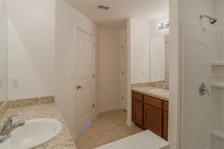 Photo 10 of 16 - 11863 Thicket Wood Dr, Riverview, FL 33579