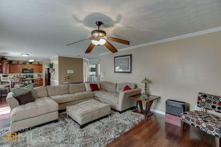Photo 19 of 41 - 3248 Meadow Point Dr, Snellville, GA 30039