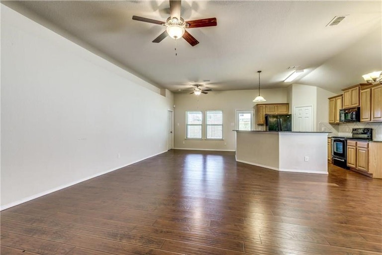 Photo 7 of 33 - 10045 Pronghorn Ln, Fort Worth, TX 76108