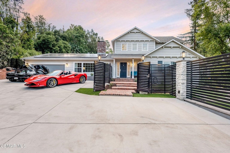 Photo 4 of 60 - 4641 Caritina Dr, Tarzana, CA 91356