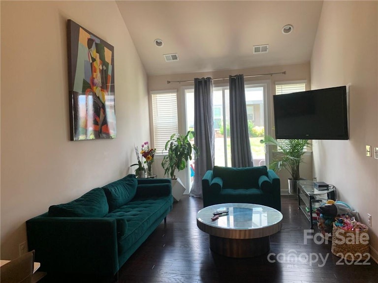 Photo 4 of 11 - 9320 Glenburn Ln, Charlotte, NC 28278