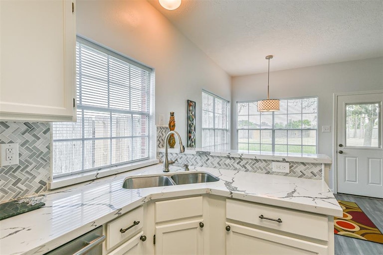 Photo 12 of 34 - 16026 Biscayne Shoals Dr, Friendswood, TX 77546